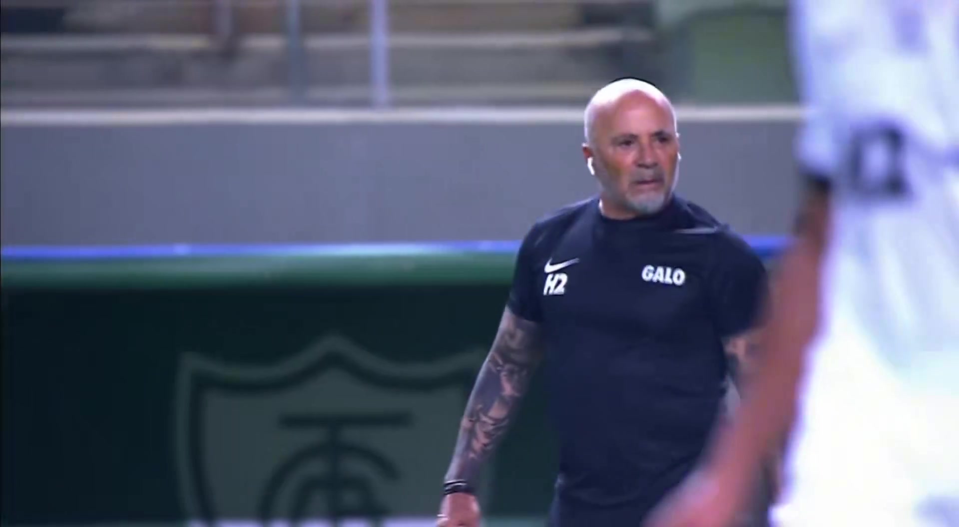 开云体育-气炸！65岁名帅桑保利遭嘲讽+比手势“矮子”，与对手主帅爆冲突