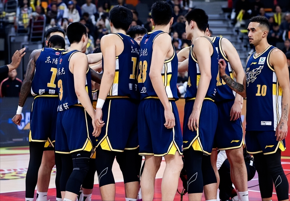 开云体育app-主场40分惨败，杜锋赛后点评引争议，锋线无力成硬伤