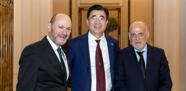 特巴斯：国足和中超都需要跻身世界前10 约60%的中国人都是足球迷