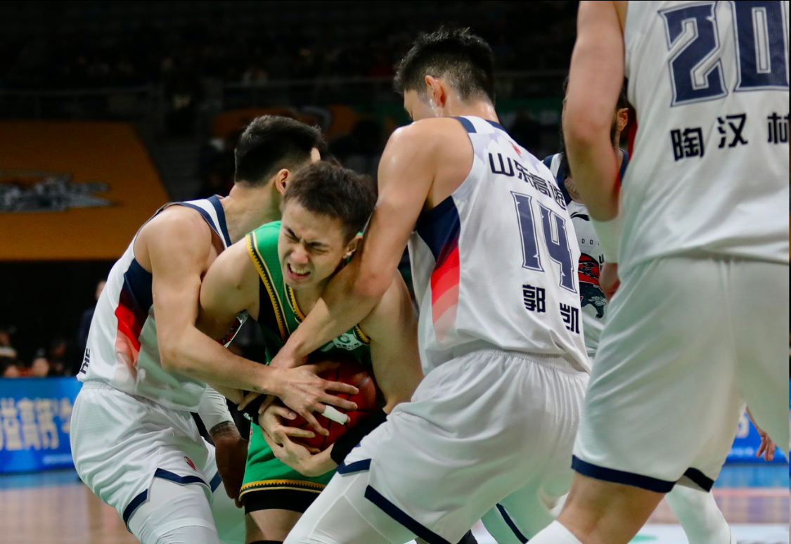 开云体育-三分6中1！欺负高诗岩未遂，输球直接退场，球迷：一点格局都没有