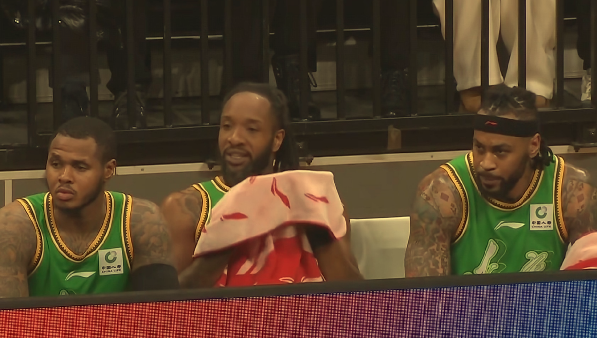 开云体育官网-赵继伟4+4+3拼尽全力!威尔斯10+2,莫兰德8+7,亨特6+1,辽篮落后9分