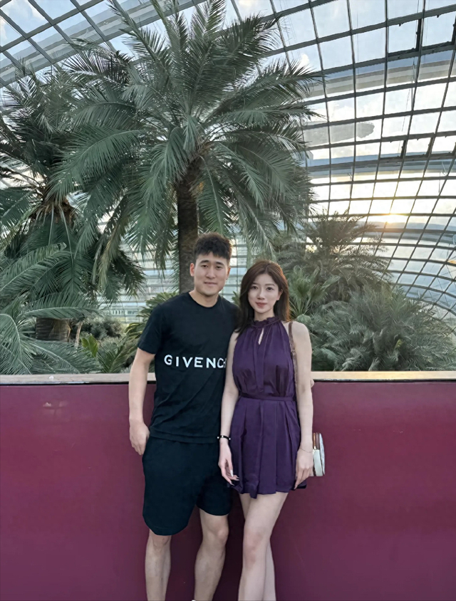 姜伟泽和女友近照,小角色逆袭,年薪275万,女友是性感美女|吉林队|中国男篮|nba|吉林市|吉林省_新浪体育_新浪新闻